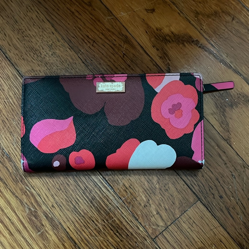 Use Kate Spade floral wallet